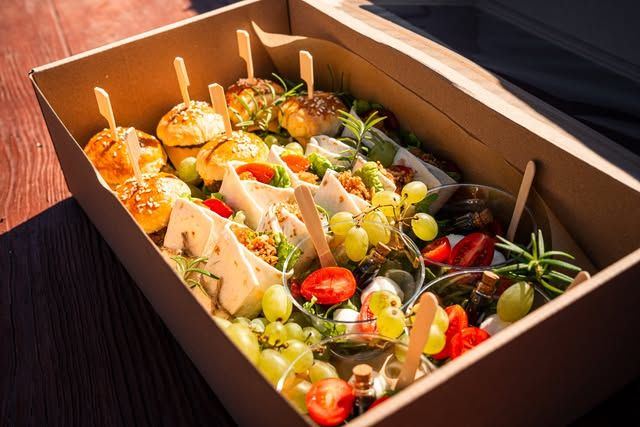 Box z mini burgerami, wrapami, winogronami i pomidorkami — Nie Tylko Słone